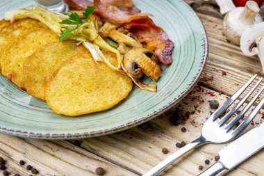 Lezzetli kızarmış pastırma, patatesli gözleme ve mantar.