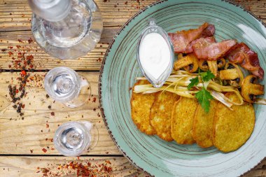 Lezzetli kızarmış pastırma, patatesli gözleme ve votkalı mantar.