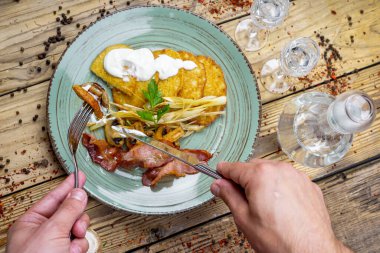 Kızarmış pastırmalı adam, patatesli mantar krep ve votka.