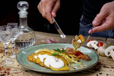 Kızarmış pastırmalı adam, patatesli mantar krep ve votka.