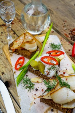  Domuz yağlı ekmek, hardal, kırmızı biber ve votka.