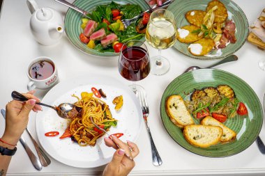 Karışık kadınlar - kızarmış spagetti, patates gözlemesi, ızgara patlıcan ve avokado salatası ve şarap ile ton balığı