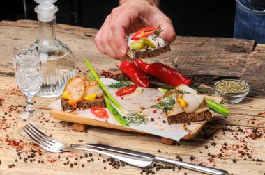 Domuz yağlı, hardallı ve soğanlı eller