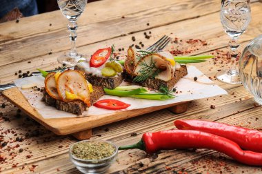  Domuz yağlı ekmek, hardal, kırmızı biber ve votka.