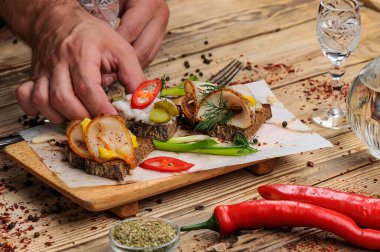 Domuz yağlı, hardallı ve soğanlı eller