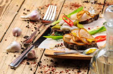 Yağlı ekmek, hardal ve soğanlı arka plan, kapat