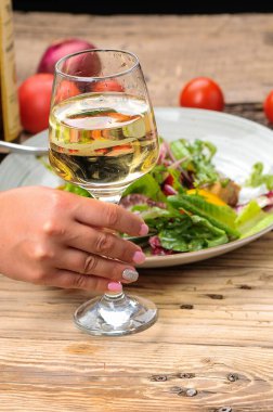 Kızarmış tavuklu fileto, sebze salatası ve şarap.