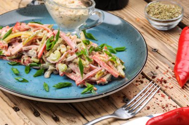  Jambonlu taze salata, soğan, salatalık ve olivier. 