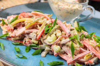  Jambonlu taze salata, soğan, salatalık ve olivier. 