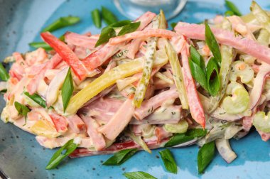  Jambonlu taze salata, soğan, salatalık ve olivier. 