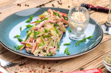  Jambonlu taze salata, soğan, salatalık ve olivier. 