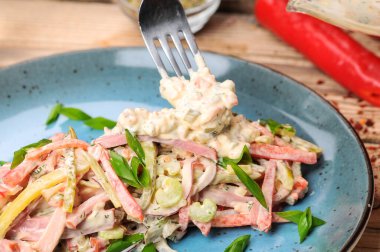 Jambonlu, soğanlı, salatalıklı, çatallı ve salatalı taze salata.