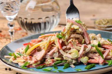 Jambonlu, soğanlı, salatalıklı, çatallı ve salatalı taze salata.