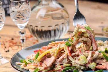 Jambonlu, soğanlı, salatalıklı, çatallı ve salatalı taze salata.