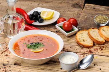 kırmızı et, krema ve sebzeli çorba 