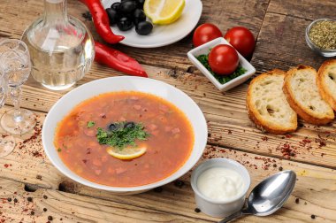 kırmızı et, krema ve sebzeli çorba 