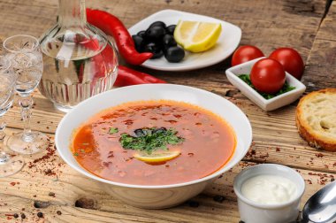 kırmızı et, krema ve sebzeli çorba 