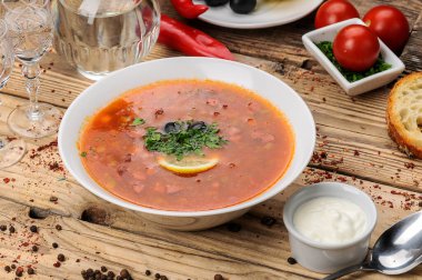 kırmızı et, krema ve sebzeli çorba 