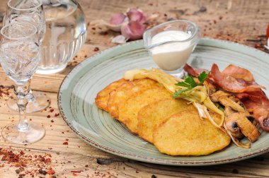 Kızarmış pastırma, patates krepli mantar.