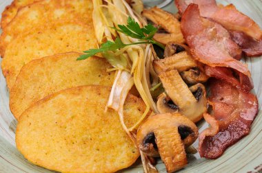 Kızarmış pastırma, patates krepli mantar.