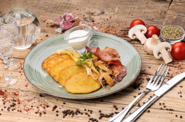 Kızarmış pastırma, patates krepli mantar.