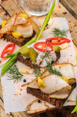 Domuz yağı, hardal, salatalık turşusu, biber ve soğanlı ekmek.