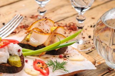 Yağlı ekmek, hardal, salatalık turşusu, biber ve soğan, arka planda, kapat.