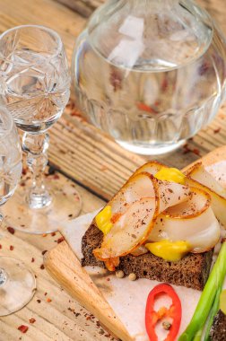 Yağlı ekmek, hardal ve soğanlı arka plan, kapat