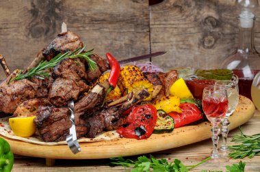 Sebzeli leziz et kebabı ve arka planda içecekler. Kapatın.