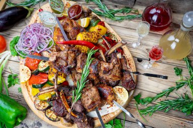 Lezzetli kızarmış et kebabı, sebzeli ve içkili.