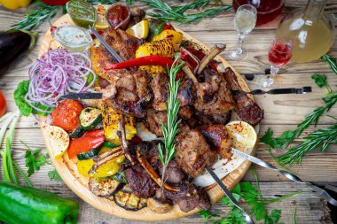 Lezzetli kızarmış et kebabı, sebzeli ve içkili.