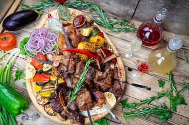 Lezzetli kızarmış et kebabı, sebzeli ve içkili.