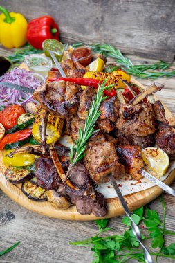 Arka planda sebzeli leziz et kebabı, kapat.