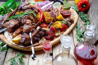 Lezzetli kızarmış et kebabı, sebzeli ve içkili.