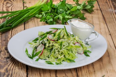 Taze lahana, turp, soğan ve maydanozlu salata.