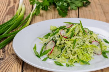 Taze lahana, turp, soğan ve maydanozlu salata.