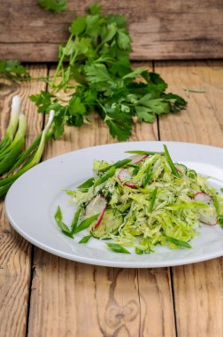 Taze lahana, turp, soğan ve maydanozlu salata.