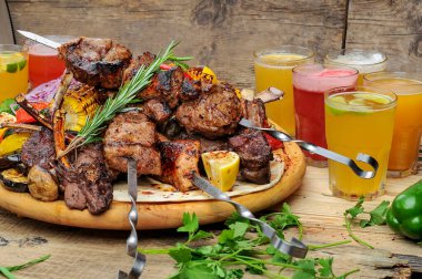 Sebzeli ve içkili kızarmış et kebabı.