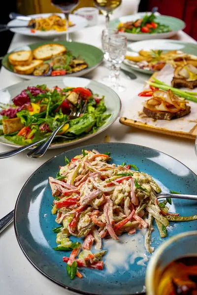 makarna, Ukrayna ulusal çorba çorbası, domuz yağlı ekmek, salata, ızgara patlıcan, patates gözlemesi ve votka