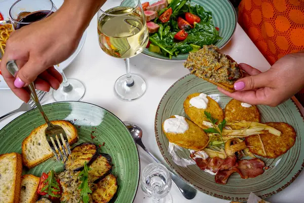 Karıştırılmış kadın - kızarmış spagetti, patates gözlemesi, ızgara patlıcan ve avokado salatası ve şarap ile ton balığı.