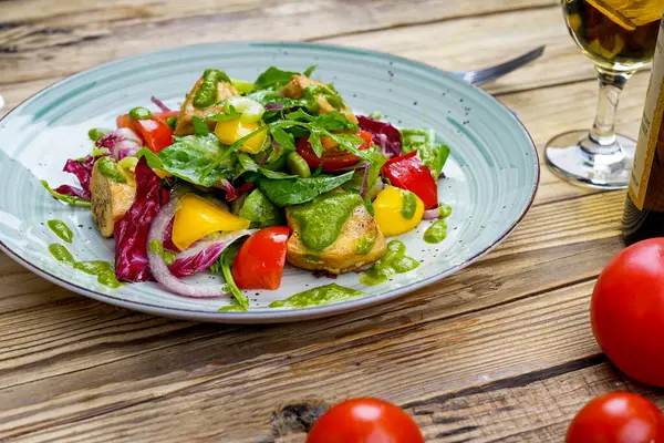 Izgara tavuk fileto, sebze salatası ve şarap.