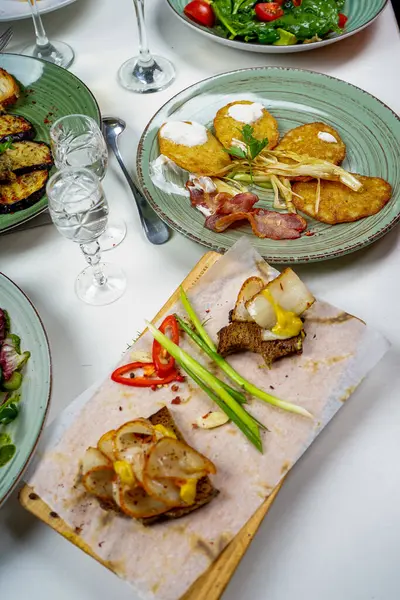  Domuz yağlı ekmek, salata, ızgara patlıcan, patatesli gözleme ve votka.