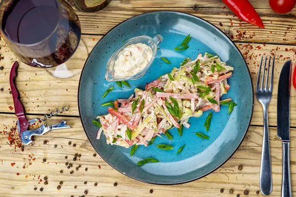  Jambonlu taze salata, soğan, salatalık, olivier ve şarap.