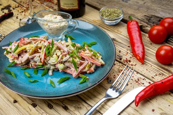  Jambonlu taze salata, soğan, salatalık, domates, biber ve şarap.