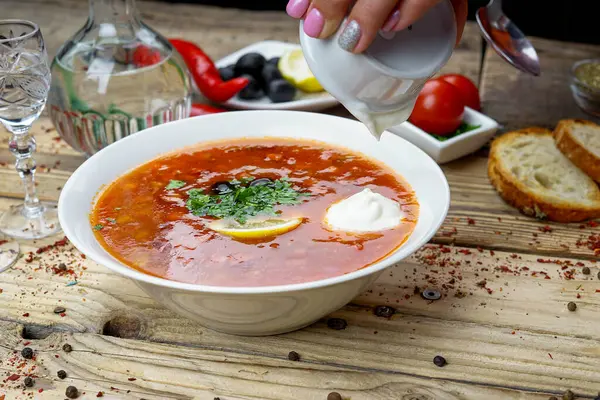 Geleneksel Ukrayna Ulusal Çorbası ile el ele domates çorbası