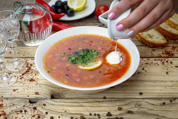 Geleneksel Ukrayna Ulusal Çorbası ile el ele domates çorbası