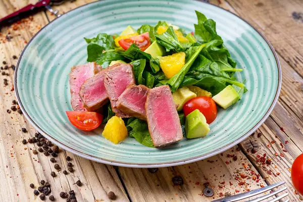 Avokado salatası, çatal ve domatesli ton balığı.