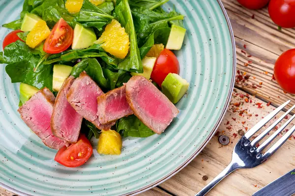 Avokado salatası, çatal ve domatesli ton balığı.