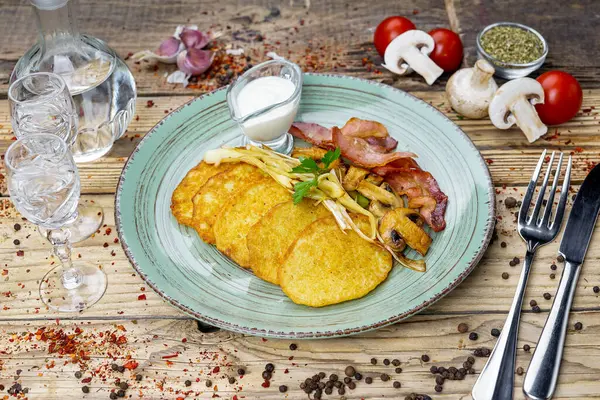 Lezzetli kızarmış pastırma, patatesli gözleme ve votkalı mantar.