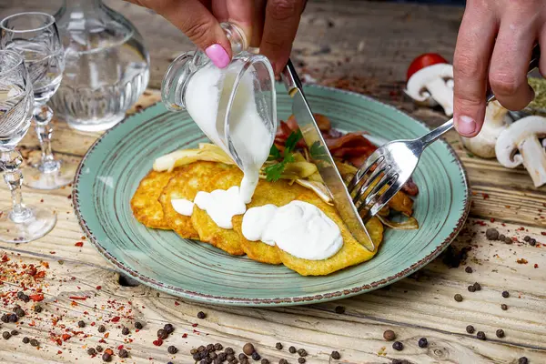 Pastırmalı kadın, patatesli gözleme ve votkalı mantar.